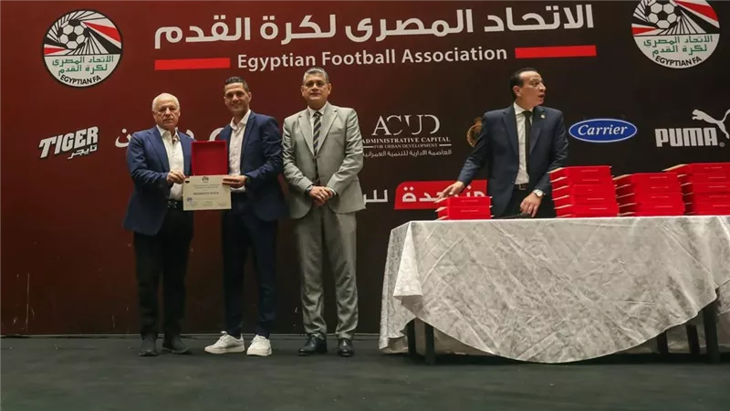 اتحاد الكرة يكشف أسباب غياب 3 حكام عن تسلم الشارة الدولية
