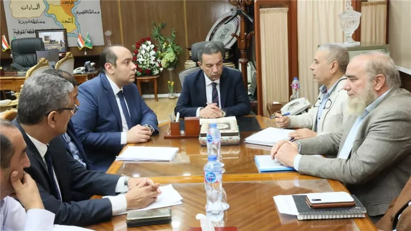 محافظ المنوفية يلتقى مسئولي الشركات المنفذة لمشروعات قطاعي مياه الشرب والصرف 