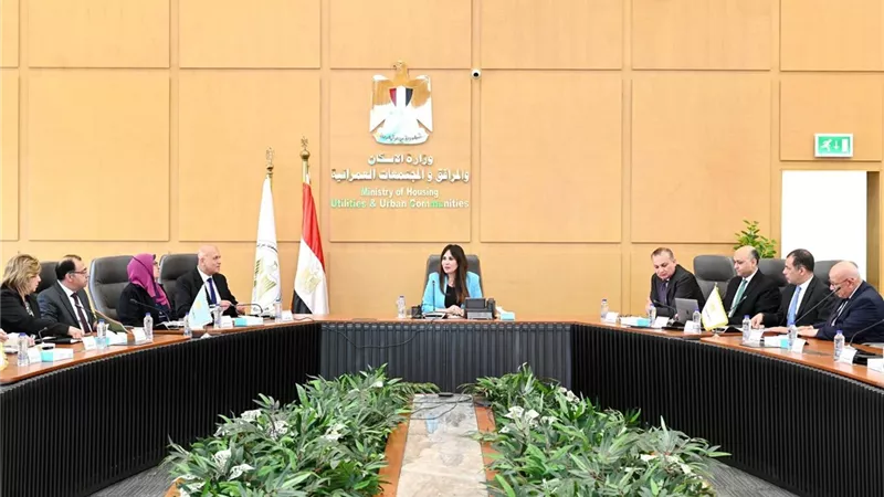 وزيرة الإسكان تتابع تنفيذ مشروعات 