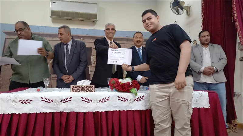 وكيل وزارة التربية والتعليم يكرم الطلاب المتفوقين فى البرمجة بقنا  