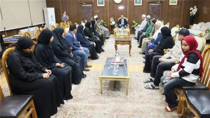 محافظ المنوفية يسلم تعويضات مالية لأسر ضحايا طنوب خلال لقائه بهم