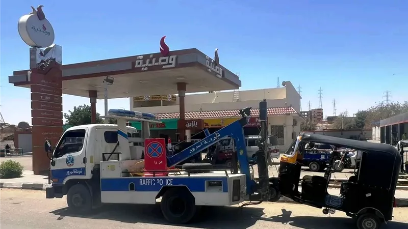 أسوان تشدد الرقابة المرورية ضبط دراجات بدون لوحات وتوك توك مخالف بمحطات الوقود