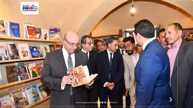 محافظ الفيوم يتفقد معرض الهيئة المصرية للكتاب ويفتتح مكتبةً للقراءة والاطلاع 