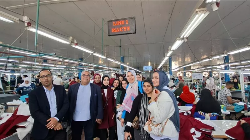 لدعم التدريب العملى..زيارة ميدانية لطلاب بني سويف الأهلية لإحدي شركات الملابس 