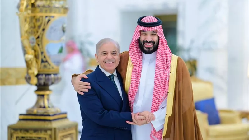 رئيس وزراء باكستان يشيد بدور السعودية في دعم الاستقرار والسلام