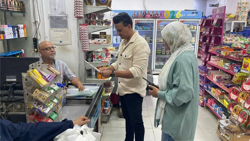 حملة  بحي السويس لحث أصحاب المحلات على استخراج التراخيص وتوفيق الأوضاع