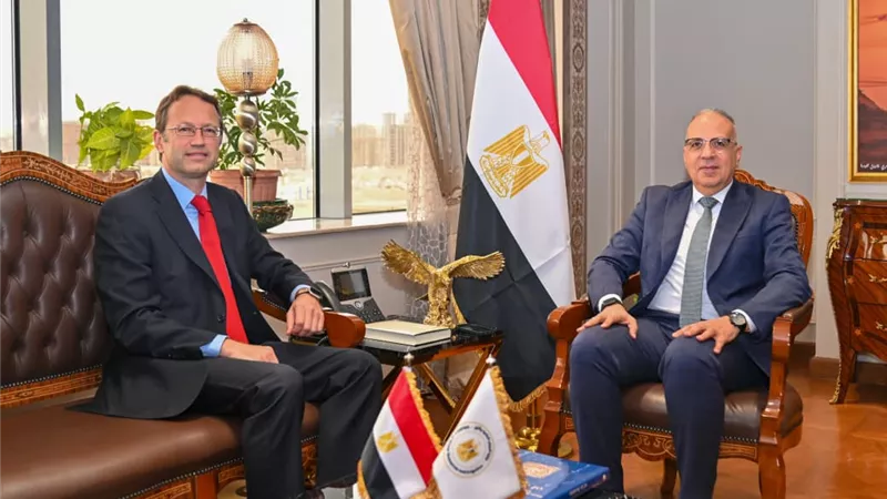 وزير الري يبحث مع سفير إسبانيا تعزيز التعاون في إدارة الموارد المائية