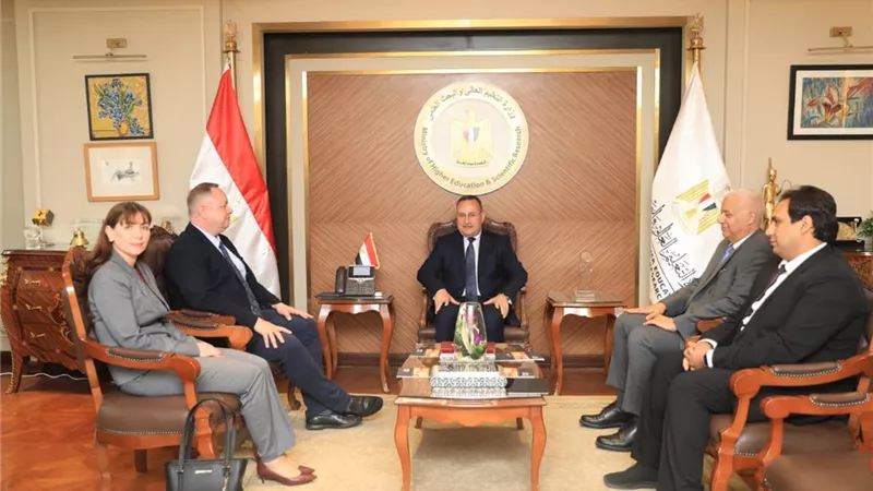 وزير التعليم العالي يبحث مع جامعة إيست لندن إنشاء فرع للجامعة في مصر