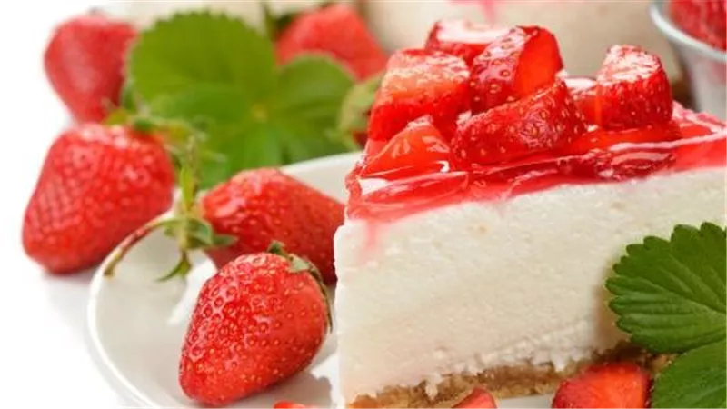 طريقة عمل تشيز كيك بصوص الفراولة.. خطوات سهلة وبسيطة