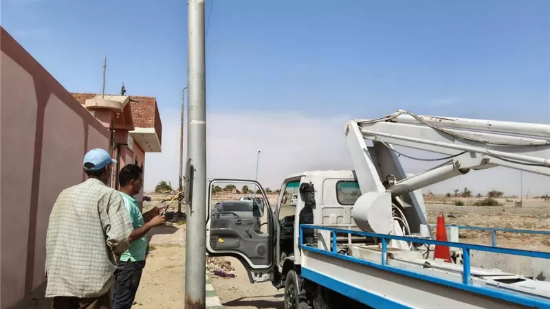 صيانة شاملة لأعمدة الإنارة بحي فيصل بالسويس استجابة لشكاوى المواطنين