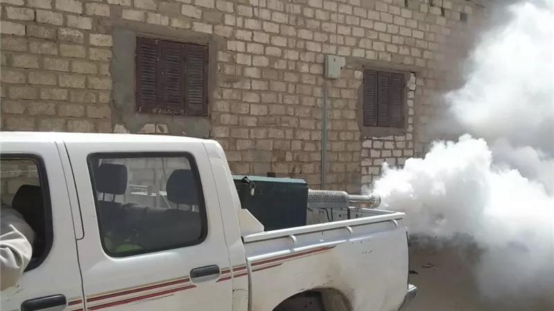 النائب فيصل أبو عريضة يتابع تنفيذ حملات رش لمكافحة الناموس بقرى مركز الصف