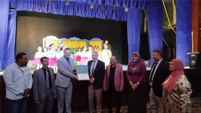 وكيل تعليم أسيوط يكرم مدير مدرسة منتجة لفوزها بالمركز الأول فى توريد أعلى أرباح