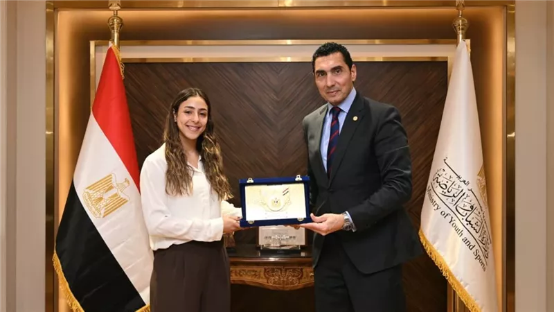 وزير الرياضة يكرم هانيا الحمامي بعد تتويجها ببطولة الجونة الدولية للاسكواش