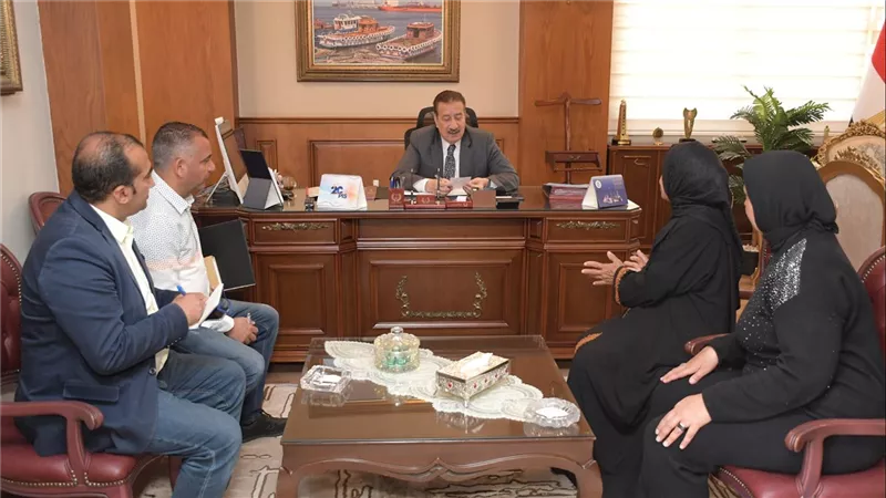 بعد تداول قصتها.. محافظ بورسعيد يستقبل حاملة نجلها الأربعيني ويهديها مصدرا للرزق ويفرش شقتها