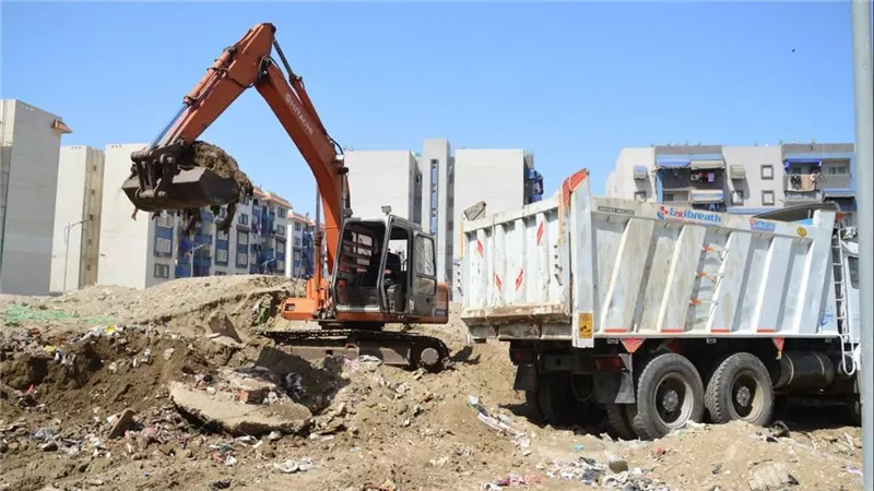  استمرار رفع تراكمات نواتج الحفر بمساكن حي الفيروز ومشروع الـ9000 ببورفؤاد