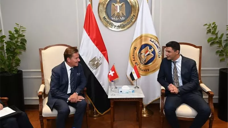 وزير الصناعة يبحث مع سفير سويسرا سبل تحقيق التكامل والشراكة الصناعية