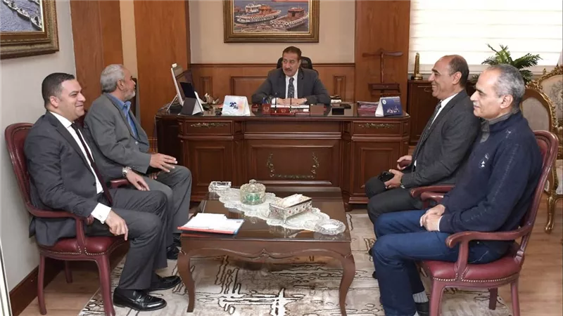 محافظ بورسعيد يبحث سبل تسريع وتيرة العمل في إنشاء وتطوير المدارس