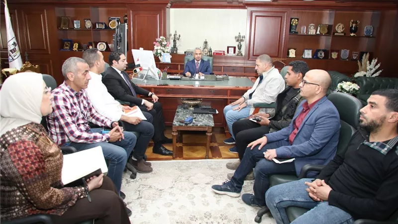 محافظ بنى سويف يوجه على الجدول الزمنى والمتابعة خلال لقائه بمسؤولي الطرق