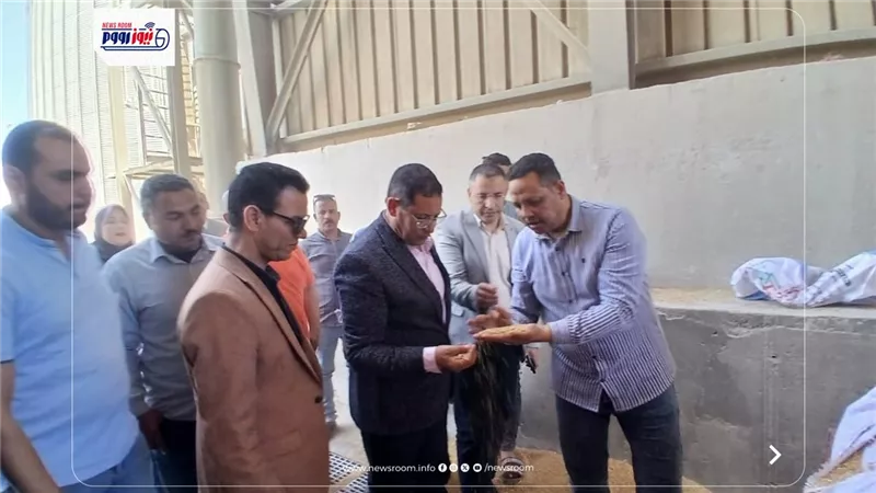 السكرتير المساعد للفيوم يتابع أعمال توريد محصول القمح بصومعة طامية