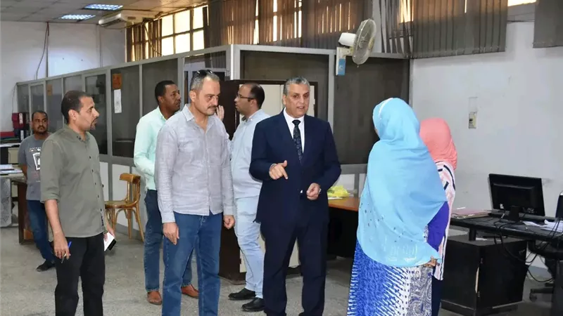 جولة مفاجئة نائب محافظ أسوان لمتابعة خدمات المواطنين  وتشديد على سرعة الإنجاز 