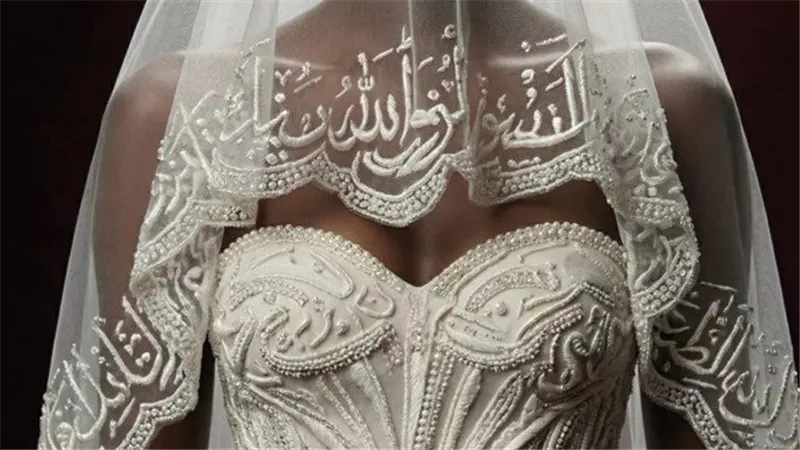 تصميمات ساحرة لمصمم تونسي تحول فساتين الزفاف إلى قصائد عربية