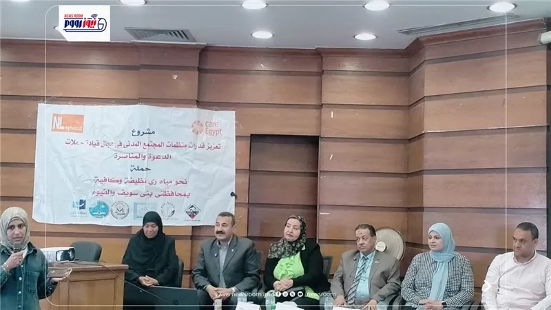 وكيل الوزارة ورئيس مركز ابشواى بالفيوم يناقشان مع المزارعين أزمة الرى