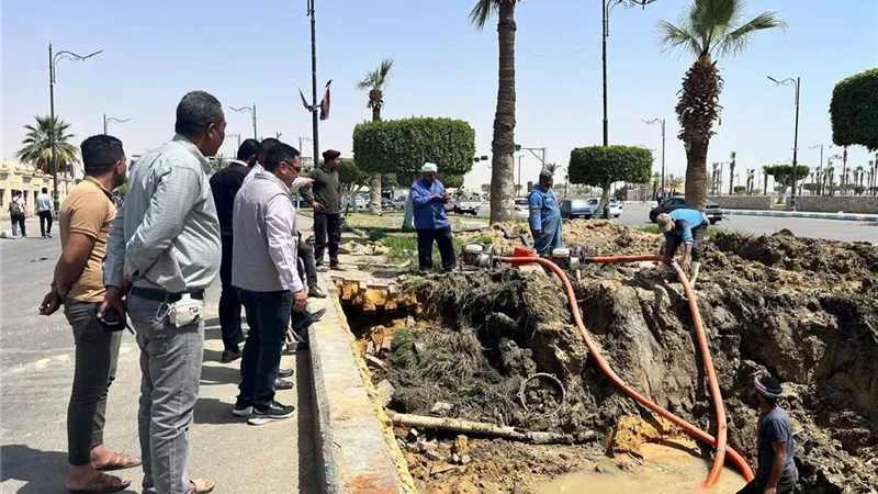  الارتقاء بالمظهر الحضاري.. إصلاح كسر خط صرف صحي وتطوير ميادين حي السويس