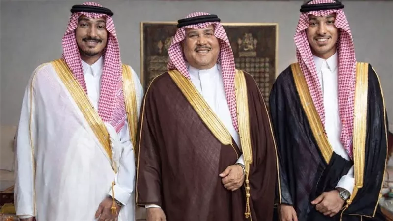 أول صورة لـ محمد عبده ونجله بدر قبيل حفل الزفاف      