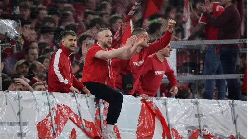 اعتذار جماهير بايرن ميونيخ بعد إصابة مصورين في مواجهة ريال مدريد بدوري الأبطال