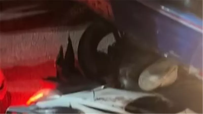 شاب يستغيث: سائق أتوبيس صدم أخي وتسبب في وفاته وفر هاربًا 