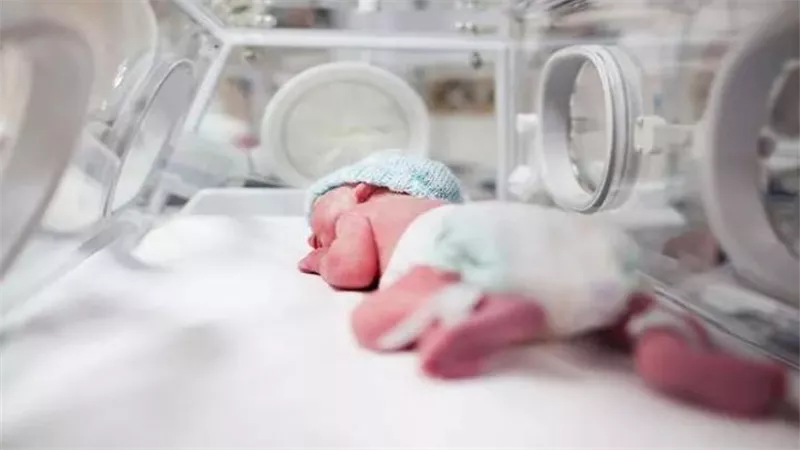 واقعة غريبة..متهمة تلد طفل سفاح داخل السجن وال DNA حدد نسب الطفل