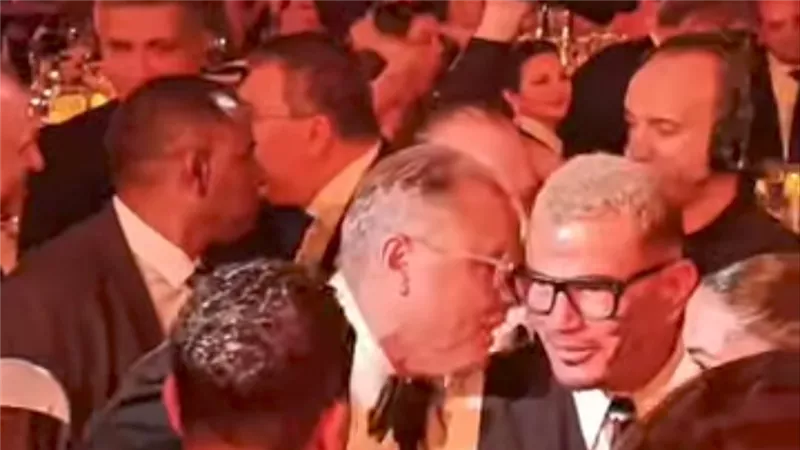 مغنناش علشان الحرب .. وصلة مزاح بين عمرو دياب ومحمد السعدي في حفل زفاف ابنته