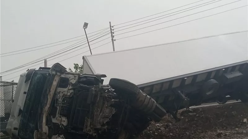 حادث مروع على طريق طنطا كفر الشيخ الدولي.. نجاة سائق تريلا بعد انحراف مفاجئ  