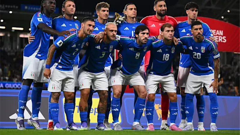 الإصابة تضرب نجم المنتخب الإيطالي.. كسر في عظمة الساق تنهي موسم مهاجم الاتزوري