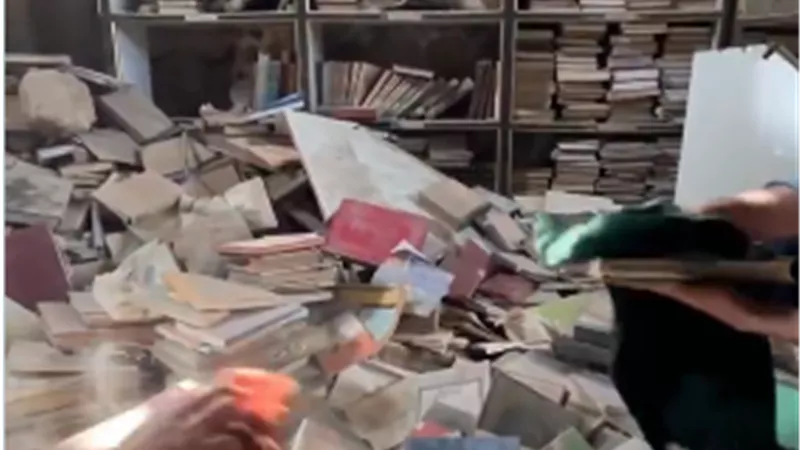 من تحت الركام.. طالبان يعيدان الحياة إلى مكتبة في مسجد بغزة بعد تدميرها