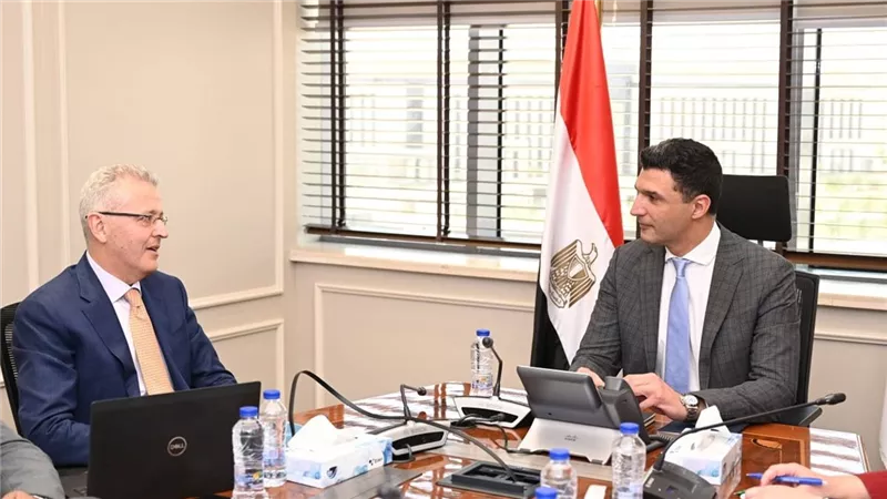 وزير الصناعة يبحث مع شركة 