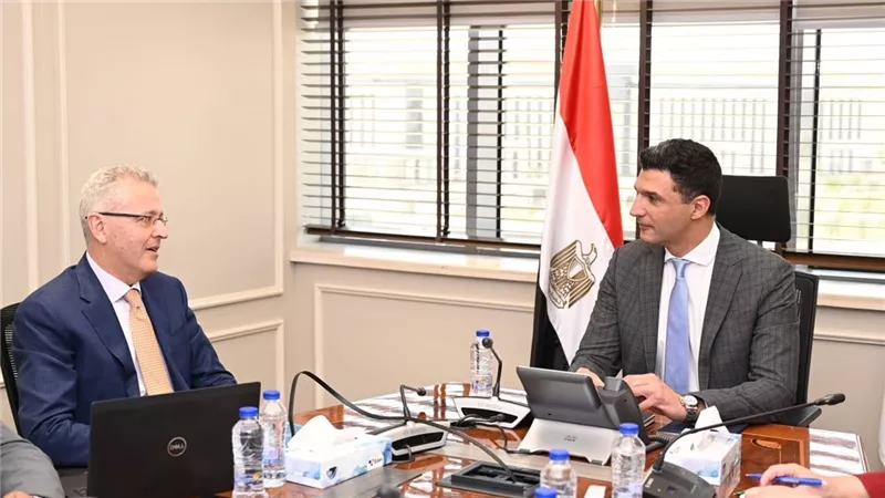 وزير الصناعة يبحث مع 