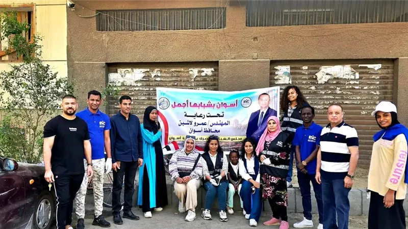 «أسوان بشبابها أجمل» تواصل نشاطها بكوم امبو.. وجهود شبابية لتجميل الشوارع  
