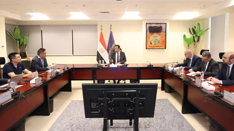 مصر تبحث مع HONOR تصنيع الهواتف محليًا وتعزيز التصدير للأسواق العالمية