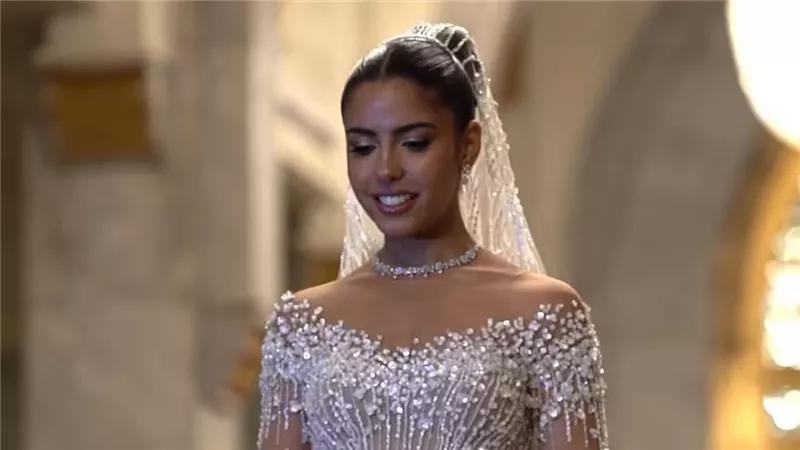 بلمسات مصرية.. تفاصيل إطلالة عهد ابنة المنتج محمد السعدي في زفافها 