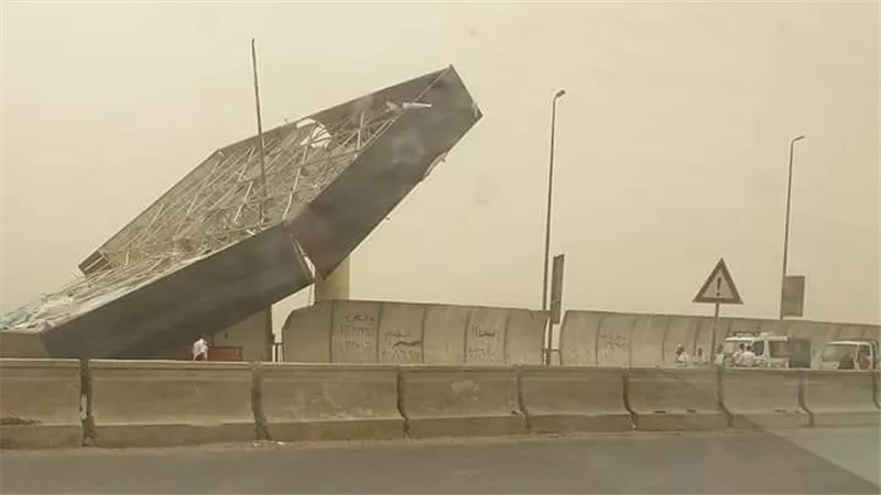 إصابة سائق وتهشم سيارته بعد سقوط لوحة إرشادية بسبب شدة الرياح بالمنيرة الغربية