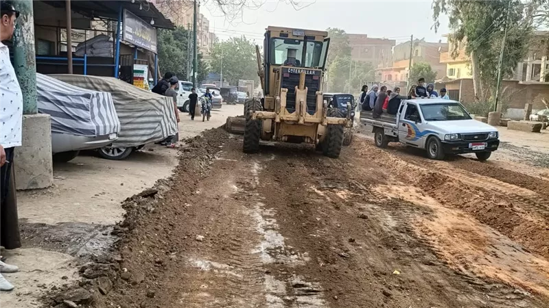 محافظ الجيزة يتابع جهود تمهيد وتسوية الطرق بمركزي منشأة القناطر والعياط  