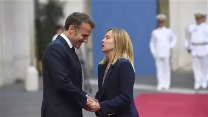 قبلة ماكرون لميلوني تلفت الأنظار في قمة باريس |فيديو