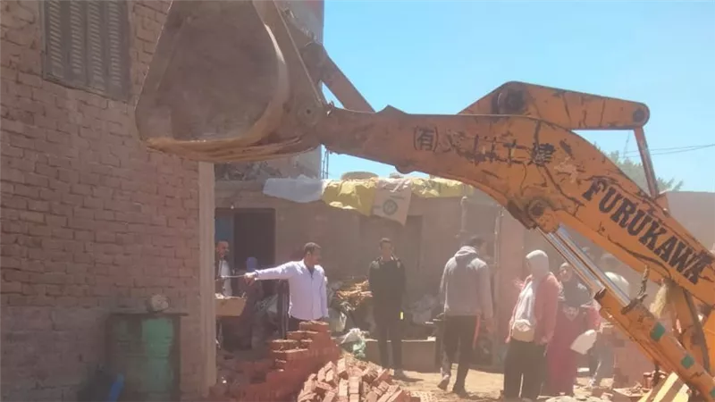  تنفيذ 18 حالة إزالة لمباني بدون ترخيص وحملات لرفع الإشغالات بالمنوفية 