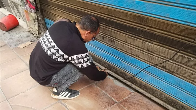 غلق وتشميع 51 محلًا مخالفًا وإعدام منتجات غذائية غير صالحة بالقاهرة