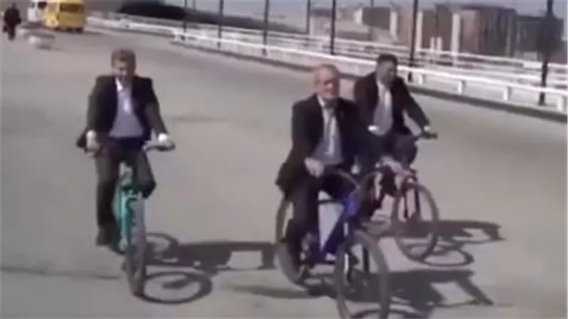 فى شواع طهران.. الرئيس الإيراني يتنزه بـ 