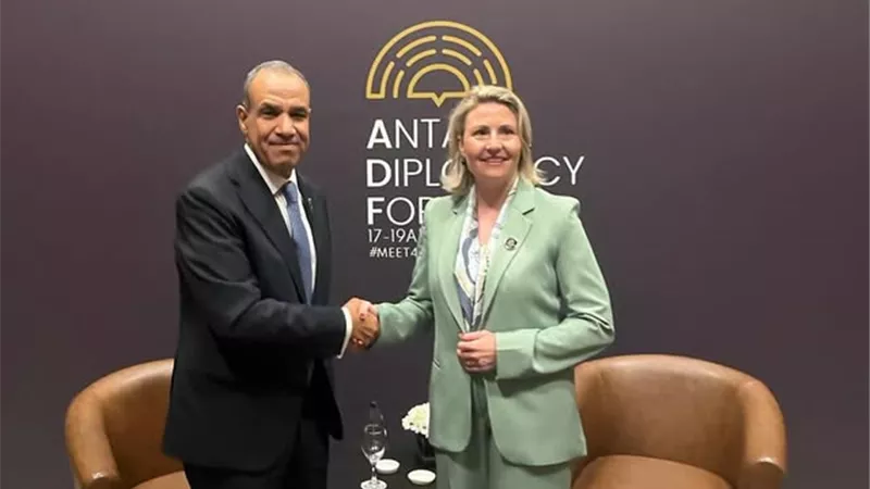 وزير الخارجية يبحث مع ICMPD تعزيز التعاون في قضايا الهجرة واللجوء
