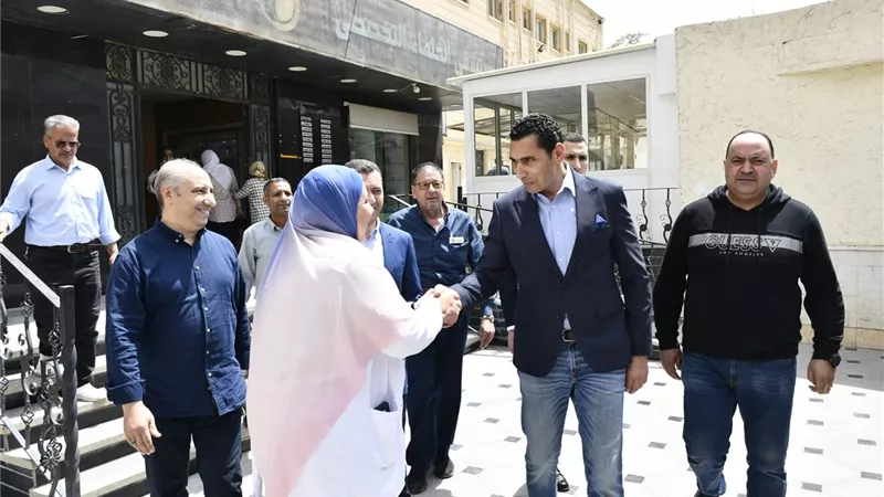وزير الشباب والرياضة يزور احد عاملي النظافة  بنادي النادي للاطمئنان علي حالته 