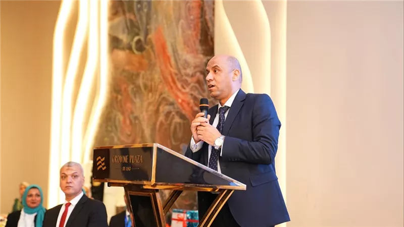 وزير العمل يشهد حصاد التدريب المهني بالإسكندرية ويوزع عقود عمل وجوائز للخريجين