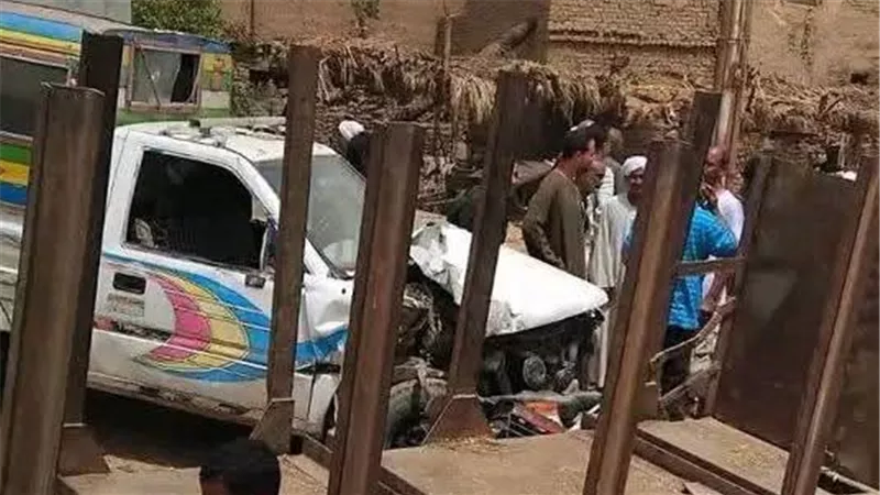 اصطدام قطار القصب بسيارة أجرة في إسنا.. ونجاة الركاب دون إصابات